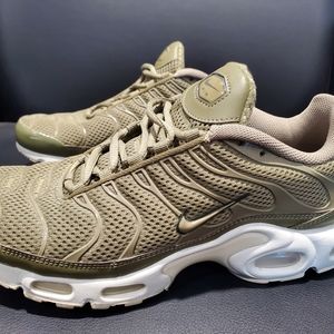 Nike air max plus cargo khaki sneakers men's 8.5